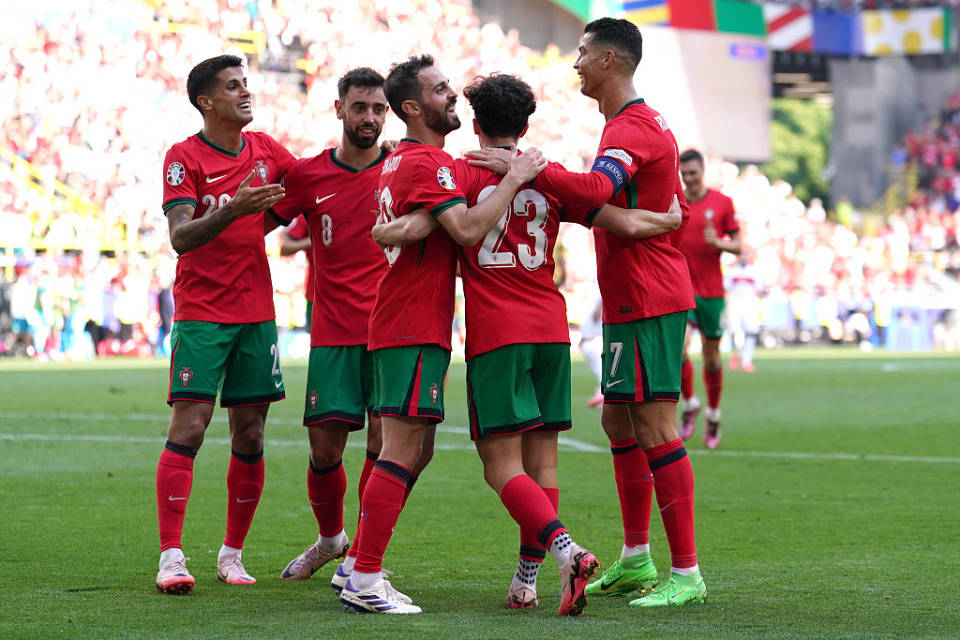 关于瑞士球员在比赛中展现出色,战胜荷兰联赛冠军的信息 关于瑞士球员在比赛中展现出色,战胜荷兰联赛冠军的信息