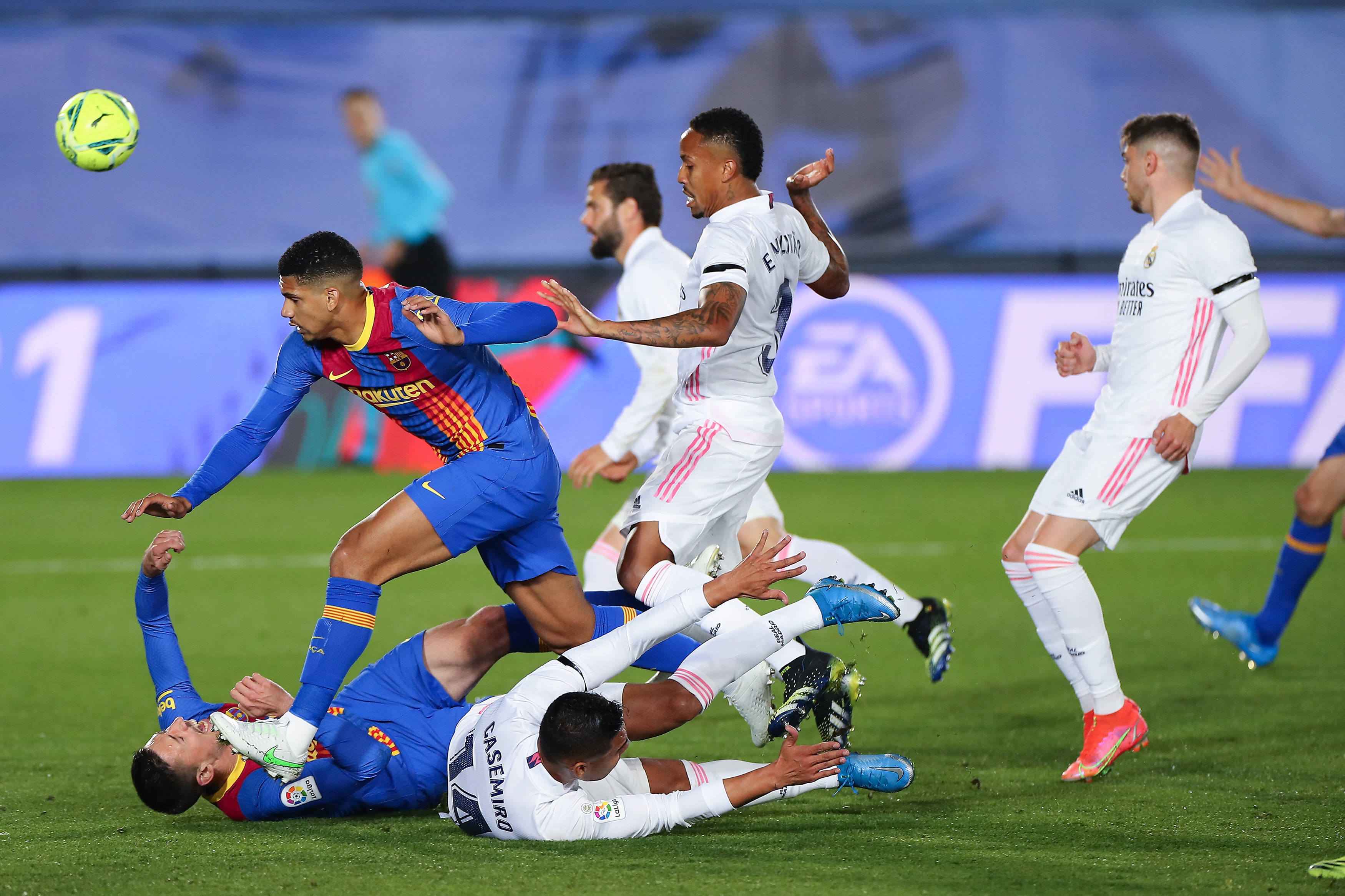 关于强力攻守:足球联赛精彩对决引关注的信息 关于强力攻守:足球联赛精彩对决引关注的信息