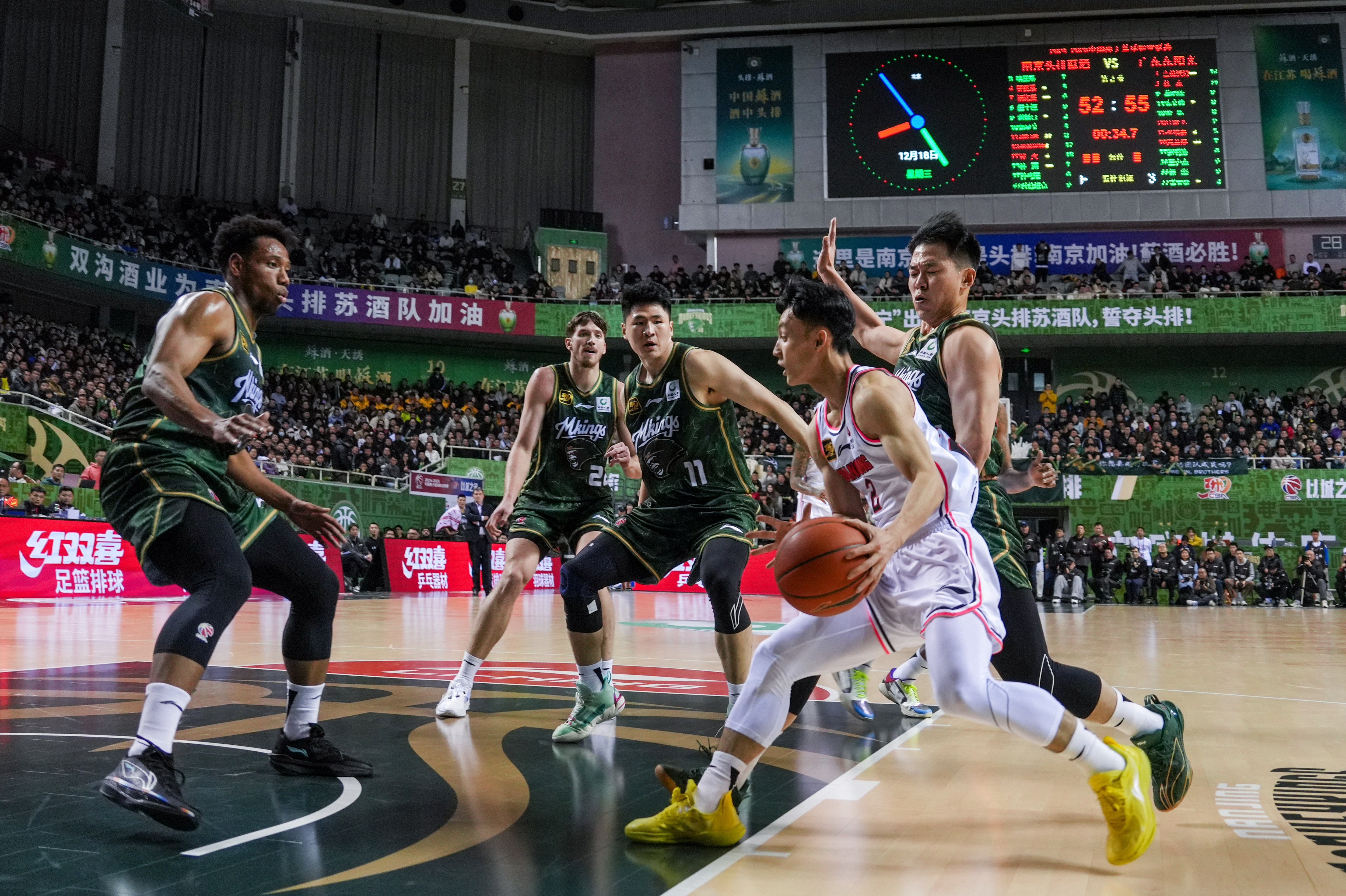 无数球员在国际篮球赛场上拼尽全力 无数球员在国际篮球赛场上拼尽全力