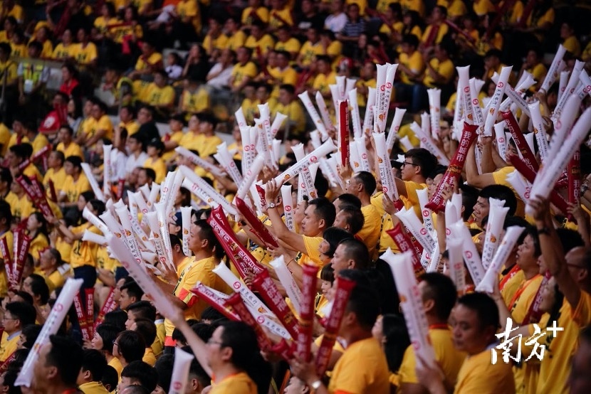 美国运动员勇往直前，赢得球迷喜爱的简单介绍