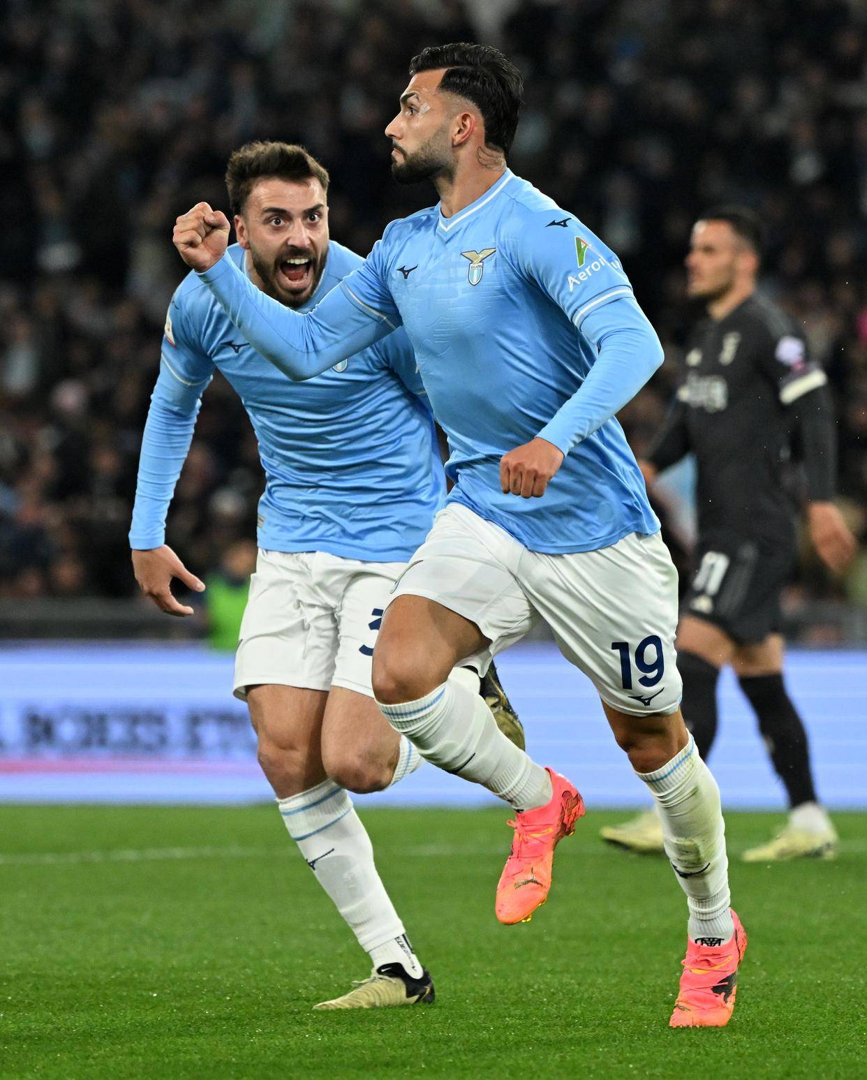 开云体育APP下载-关于意大利足球明星球员目不转睛，助力球队夺冠的信息