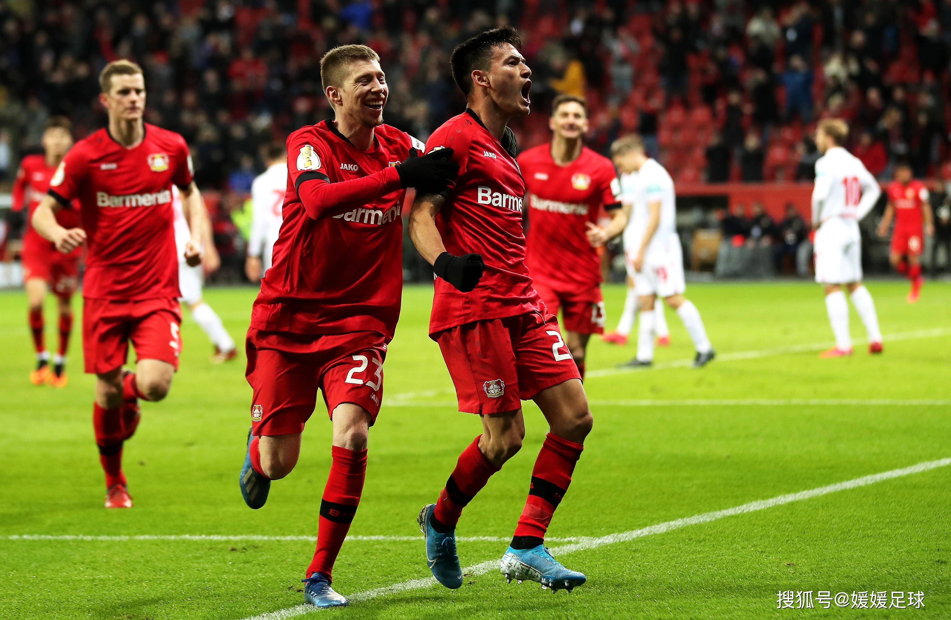 足球场上出现了激烈的比拼和对抗 足球场上出现了激烈的比拼和对抗