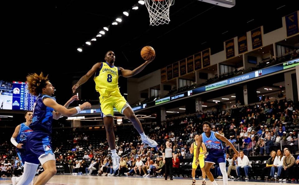 开云APP-星级球员在职业篮球赛场上表现抢眼