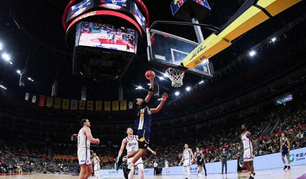 星级球员在职业篮球赛场上表现抢眼 星级球员在职业篮球赛场上表现抢眼