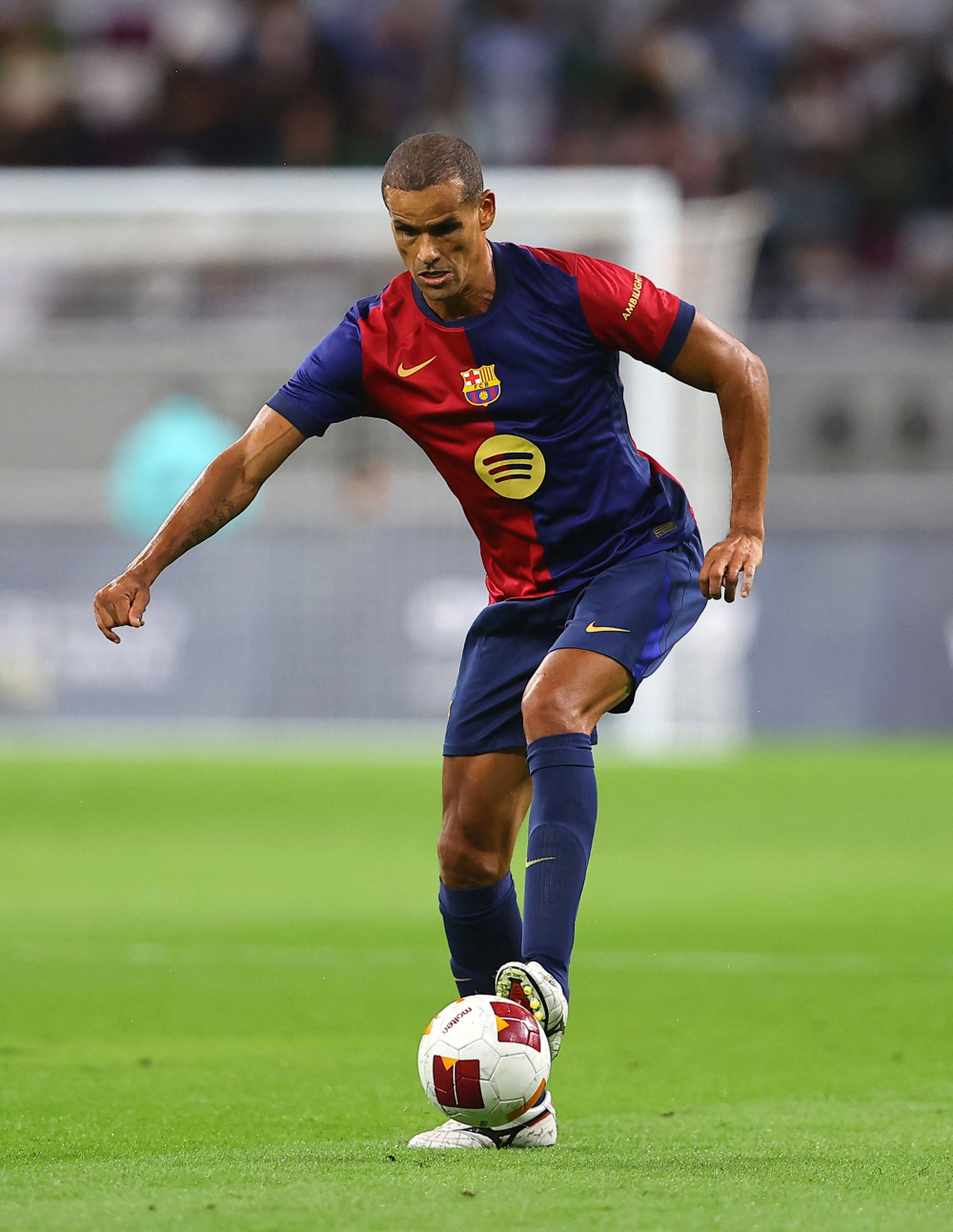 开云体育app-足球赛事传奇巨星现身，引发球迷狂热的简单介绍