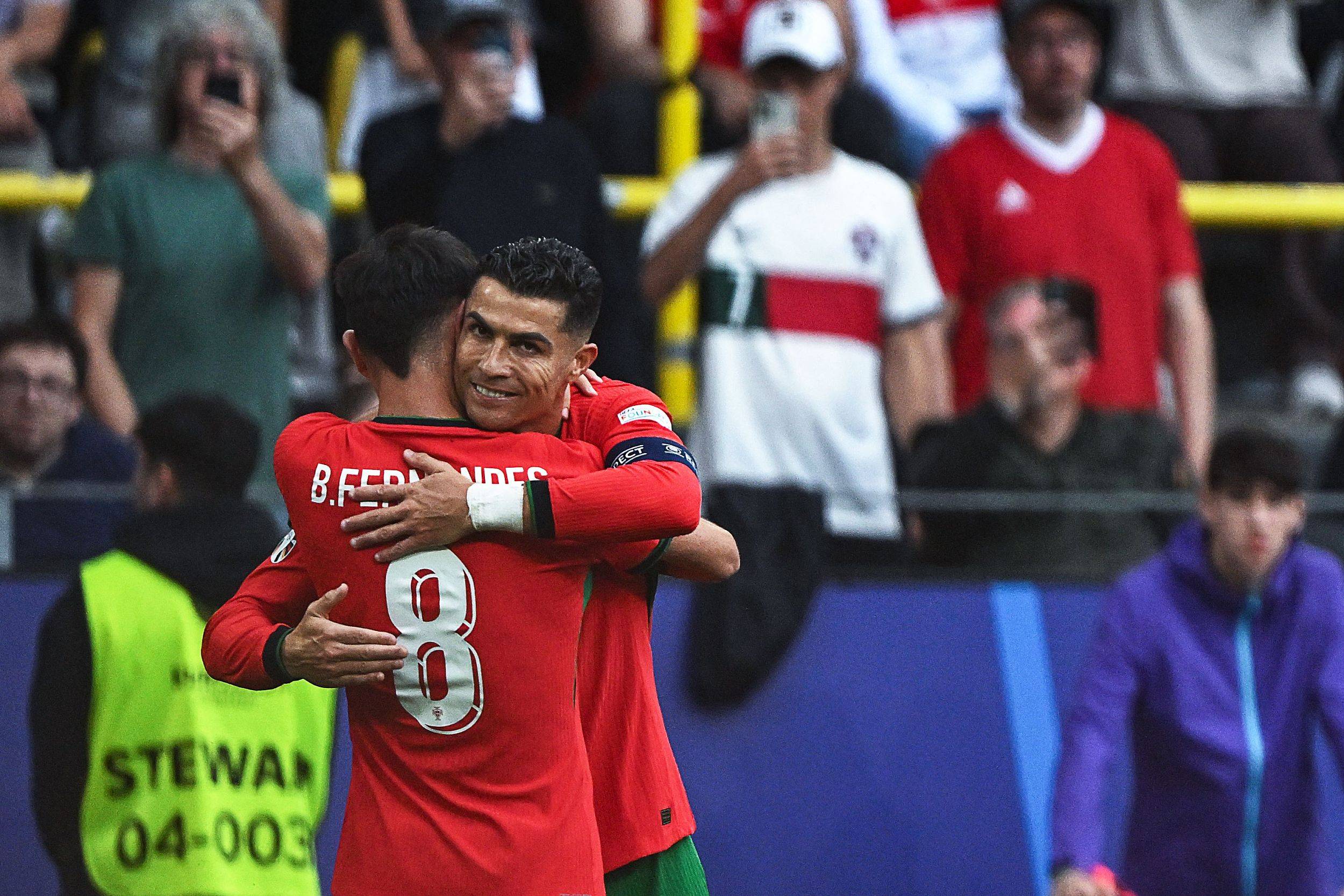 关于西班牙完胜瑞典,提前锁定欧洲杯小组头名的信息 关于西班牙完胜瑞典,提前锁定欧洲杯小组头名的信息