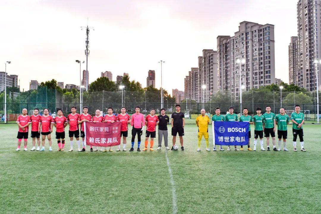 开云体育登录-包含足球场上技术比拼白热化，精彩不断上演的词条