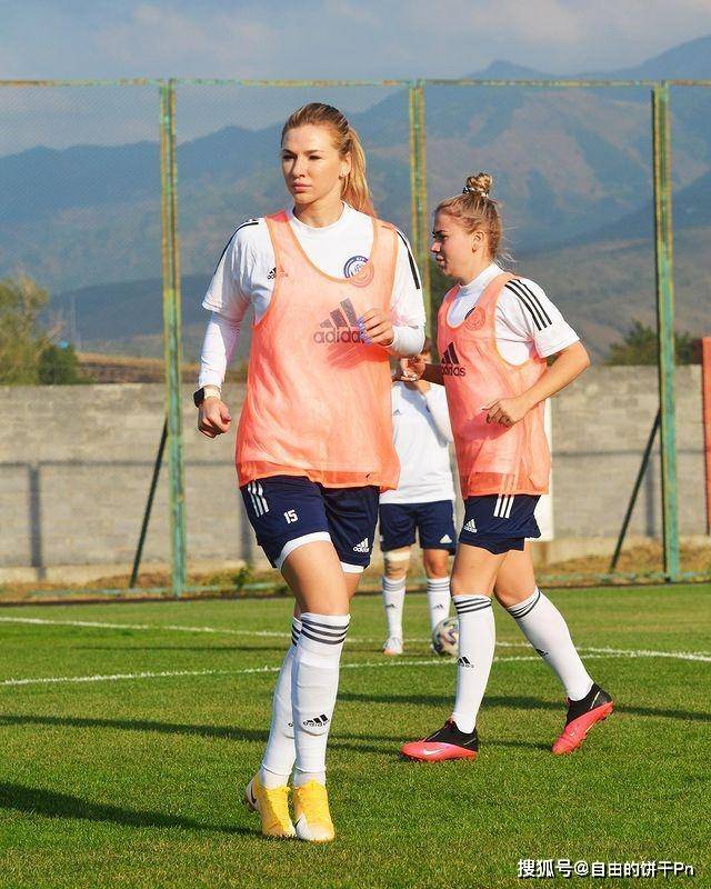 世界知名足球女运动员在比赛中表现出色