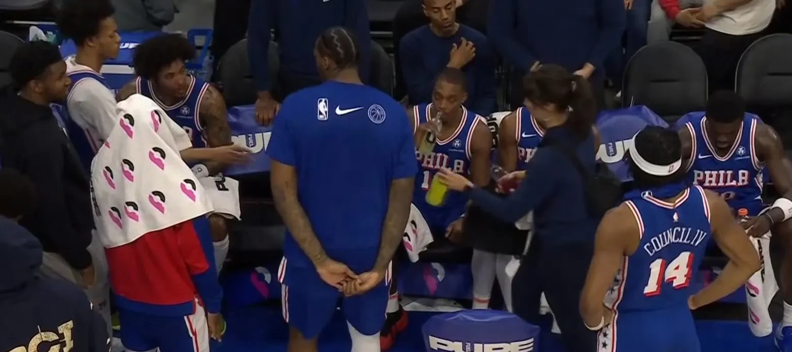 开云体育-关于篮球盛事中的一幕：双方对战，胜负难分！的信息