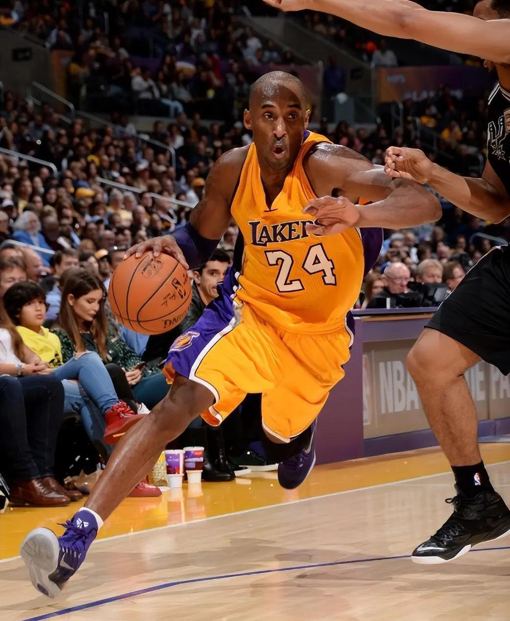 关于篮球盛事中的一幕:双方对战,胜负难分!的信息 关于篮球盛事中的一幕:双方对战,胜负难分!的信息