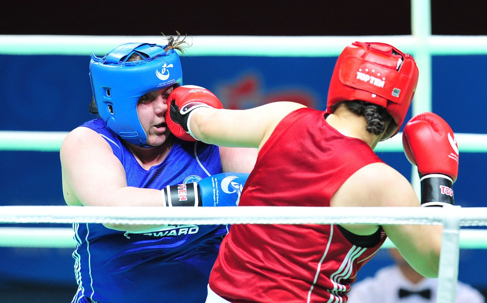 开云下载-惊险刺激！队员们的搏击之旅