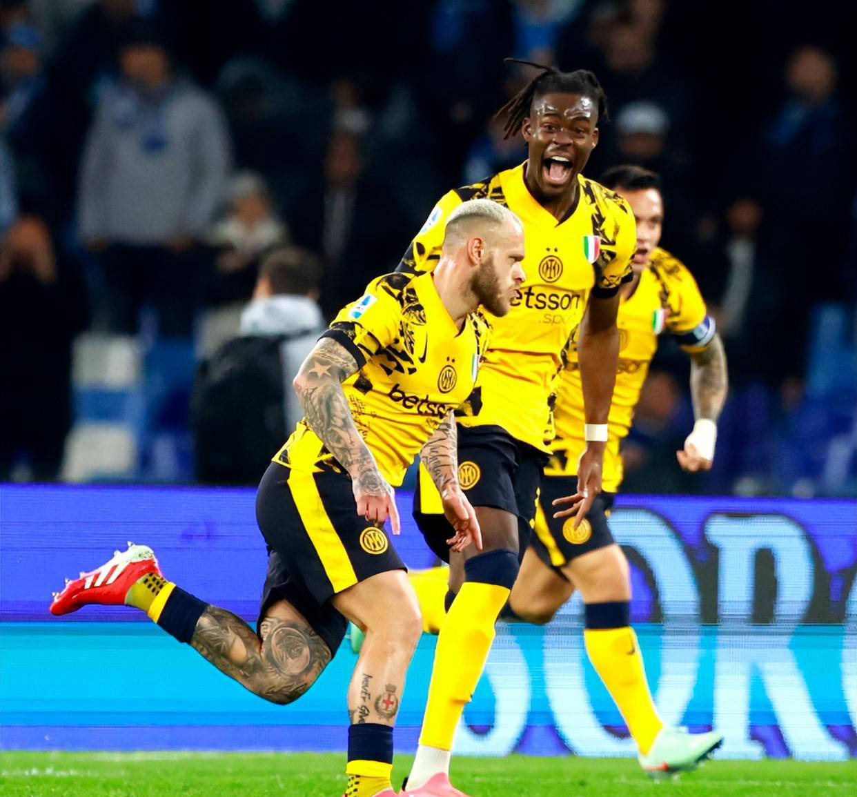 艰难比赛中取胜，球队展现不畏艰难的精神