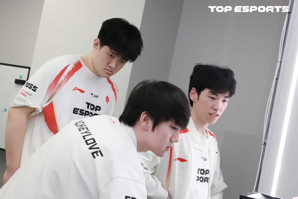 开云体育入口-BLG险胜TES，Chovy团战一打五小组赛3:0（巴黎）