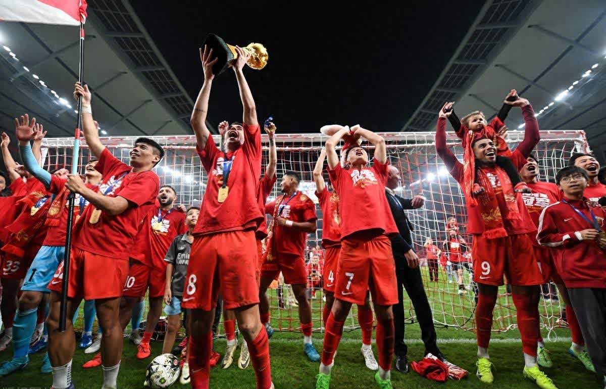 重要比赛中球员表现出色,带领球队冲刺 重要比赛中球员表现出色,带领球队冲刺