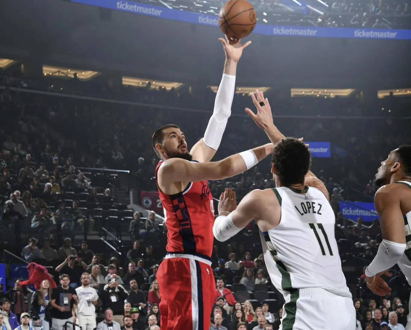 开云体育登录-雄鹿全队发威，横扫太阳