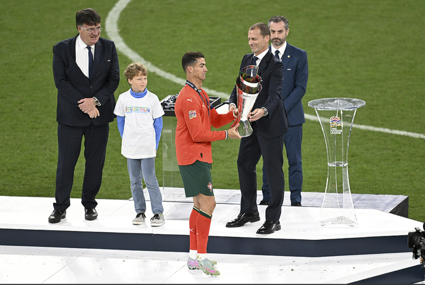 开云体育-葡萄牙横扫巴黎,C罗关键制胜