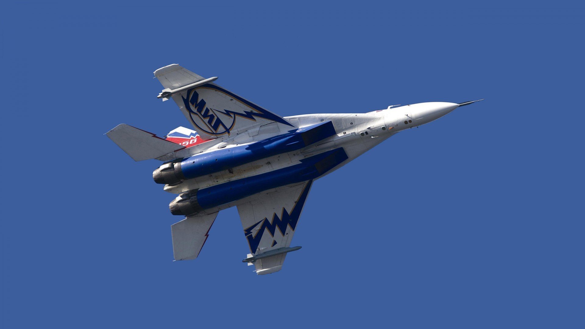 开云下载-红牛风暴席卷银石，维斯塔潘的勒沃库森式完胜与英格兰的叹息